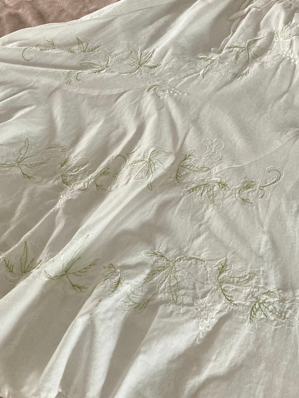 METROWEAR SIZE SM WHITE SKIRT W/GREEN/WHITE EMBROIDERY ON THE FRONT 100% COTTON